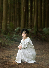 Vestido largo con mangas de obispo y cuello capa puritano de lino y algodón de Judith
