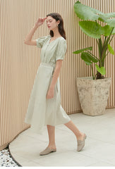 Linen Button-Front Blouse with Puff Sleeves and V-Neckline – Elegant Summer Workwear Top