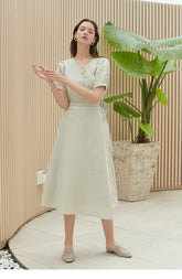 Linen Button-Front Blouse with Puff Sleeves and V-Neckline – Elegant Summer Workwear Top