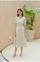 Linen Button-Front Blouse with Puff Sleeves and V-Neckline – Elegant Summer Workwear Top