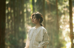 Vestido largo con mangas de obispo y cuello capa puritano de lino y algodón de Judith