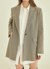 Tailored Oversized Linen Blazer with Notched Lapel and Single-Button Closure for Modern Chic