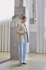 Tailored Single-Breasted Women’s Linen Blazer With Classic Notch Lapel And Button Detail