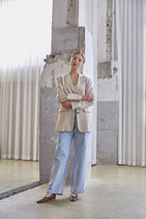 Tailored Single-Breasted Women’s Linen Blazer With Classic Notch Lapel And Button Detail