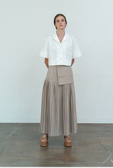 Short-Sleeve Cropped Linen Blouse with Wide Collar and Button Front Closure
