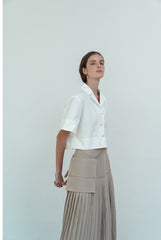 Short-Sleeve Cropped Linen Blouse with Wide Collar and Button Front Closure