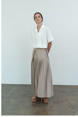 Short-Sleeve Cropped Linen Blouse with Wide Collar and Button Front Closure