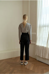 High-Waisted Women’s Linen Pants with Tapered Leg and Front Pleats for a Tailored Fit