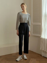 High-Waisted Women’s Linen Pants with Tapered Leg and Front Pleats for a Tailored Fit