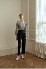 High-Waisted Women’s Linen Pants with Tapered Leg and Front Pleats for a Tailored Fit