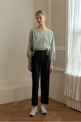 High-Waisted Women’s Linen Pants with Tapered Leg and Front Pleats for a Tailored Fit