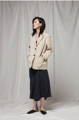 Tailored Linen Blazer with Classic Notch Lapel and Button Detailing for Modern Elegance