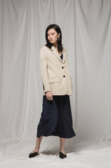 Tailored Linen Blazer with Classic Notch Lapel and Button Detailing for Modern Elegance