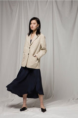 Tailored Linen Blazer with Classic Notch Lapel and Button Detailing for Modern Elegance