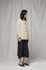 Tailored Linen Blazer with Classic Notch Lapel and Button Detailing for Modern Elegance