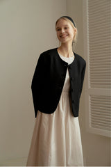 Tailored Linen Blazer for Women with Soft Shoulder Structure and Minimalist Button Closure