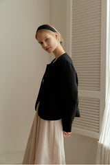 Tailored Linen Blazer for Women with Soft Shoulder Structure and Minimalist Button Closure