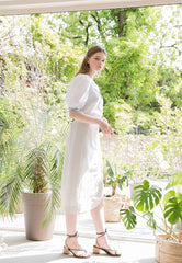 Elegant Linen Blouse with Embroidered Collar and Puff Sleeves for Timeless Feminine Style