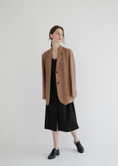 Tailored Women's Linen Blazer with Classic Notch Lapel and Double-Button Front Closure