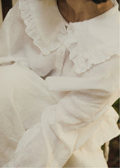 Blusa Teresa de lino y algodón con cuello puritano y manga larga