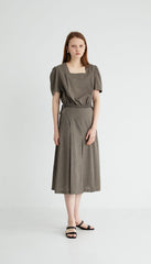 High-Waisted Linen Midi Skirt with Front Pleat and Back Elastic Detail for Elegant Movement