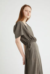 High-Waisted Linen Midi Skirt with Front Pleat and Back Elastic Detail for Elegant Movement