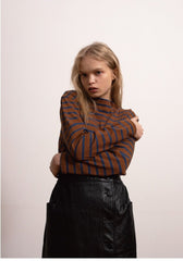 Striped Cotton Long-Sleeve Shirt with Relaxed Fit and Classic Crew Neck