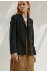 Tailored Women's Blazer Made from Premium Linen Fabric with Notched Lapel and Button Closure
