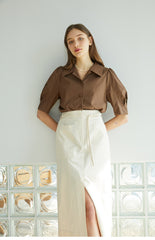 High-Waisted Linen Midi Skirt with Front Pockets and Belt Detail – Tailored Minimalist Style
