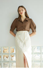 High-Waisted Linen Midi Skirt with Front Pockets and Belt Detail – Tailored Minimalist Style
