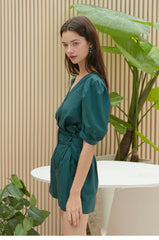 High-Waisted Linen Shorts With Tailored Pleats and Belted Waist