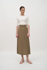 Elegant Short-Sleeve Cotton Knit Top with Boat Neckline and Tailored Feminine Fit