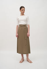 Elegant Short-Sleeve Cotton Knit Top with Boat Neckline and Tailored Feminine Fit