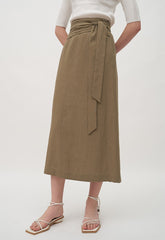 Elegant Short-Sleeve Cotton Knit Top with Boat Neckline and Tailored Feminine Fit