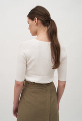Elegant Short-Sleeve Cotton Knit Top with Boat Neckline and Tailored Feminine Fit