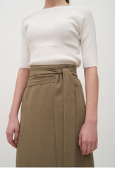 Elegant Short-Sleeve Cotton Knit Top with Boat Neckline and Tailored Feminine Fit