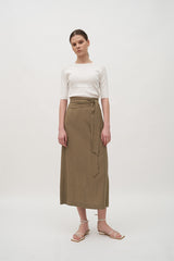 Elegant Short-Sleeve Cotton Knit Top with Boat Neckline and Tailored Feminine Fit