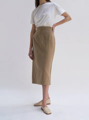 High-Waisted Linen Midi Skirt with Tailored Seams and Sleek Back Slit for Elegant Style