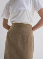 High-Waisted Linen Midi Skirt with Tailored Seams and Sleek Back Slit for Elegant Style