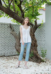 Sleeveless Linen Blouse with Peplum Hem and Button-Front Detail for Feminine Summer Style