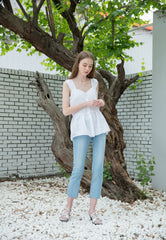 Sleeveless Linen Blouse with Peplum Hem and Button-Front Detail for Feminine Summer Style