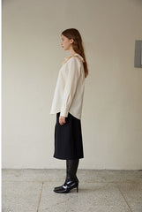 Elegant Linen Blouse with Ruffled Collar and Button-Front Design for Timeless Feminine Style