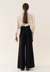 V-Neck Linen Blouse with 3/4 Balloon Sleeves and Gathered Shoulder Detail for Modern Femininity