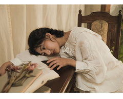 Blusa Teresa de lino y algodón con cuello puritano y manga larga