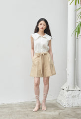 Sleeveless Ruffled Collar Linen Blouse with Textured Finish and Button-Front Closure