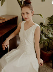 Sleeveless Linen Midi Dress with V-Neckline, Flared Hem, and Tailored Waist for Elegant Fit