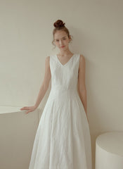 Sleeveless Linen Midi Dress with V-Neckline, Flared Hem, and Tailored Waist for Elegant Fit