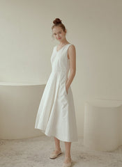 Sleeveless Linen Midi Dress with V-Neckline, Flared Hem, and Tailored Waist for Elegant Fit