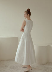 Sleeveless Linen Midi Dress with V-Neckline, Flared Hem, and Tailored Waist for Elegant Fit