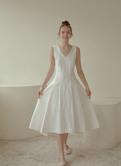 Sleeveless Linen Midi Dress with V-Neckline, Flared Hem, and Tailored Waist for Elegant Fit